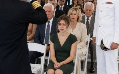 Mijn familie lachte toen ik alleen zat bij de Trident-ceremonie van mijn broer, totdat de SEAL-commandant me salueerde.