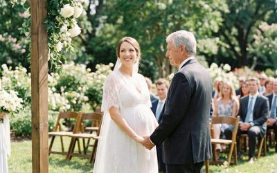 Toen ik met mijn tachtigjarige buurman trouwde, puur om zijn huis te beschermen tegen familieleden die alles van hem wilden afpakken, leverde die beslissing ons een gezin op dat geen van ons beiden had verwacht.