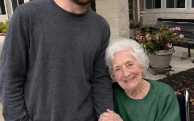 Ik deed alsof ik de zoon was van een bejaarde vrouw in een verzorgingstehuis, omdat haar echte familie me daarvoor betaalde. Nadat ze was overleden, zei de directeur tegen me: “Ze heeft je één laatste wens nagelaten.”