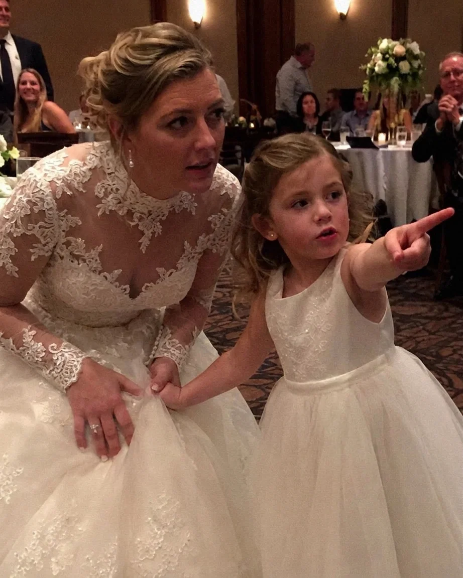 Mijn dochter trok aan mijn trouwjurk en zei: “Ik zag mijn kersverse vader en oom Peter iets stouts doen.” – Wat ik vervolgens deed, schokte alle 200 gasten.
