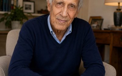 Zanger, acteur, regisseur en entertainer  Adriano Celentano  heeft een decennialange carrière achter de rug zonder ooit zijn identiteit en vermogen om het publiek te verrassen te verliezen. Bekend om zijn unieke stijl en onmiskenbare stem, heeft Celentano een onuitwisbare indruk achtergelaten op de Italiaanse populaire cultuur en is hij een symbool geworden van originaliteit en artistieke rebellie.  De muzikale carrière van Celentano begon   in de jaren 50, met de opkomst van de rock-‘n-roll in Italië. Zijn eerste grote hit, “24.000 baci”, vestigde Celentano als de woordvoerder van een nieuwe generatie, die in staat was internationale ritmes te combineren met Italiaanse teksten. Door de jaren heen heeft hij zichzelf steeds opnieuw uitgevonden, van romantische ballads tot serieuze nummers.  Advertentie laden Naast zijn muzikale carrière is Adriano Celentano een bekend gezicht in  de Italiaanse filmwereld . Van zijn filmdebuut in Fellini’s “La Dolce Vita” tot zijn hoofdrollen in komedies en musicals, heeft hij op succesvolle wijze komedie en drama gecombineerd en onvergetelijke personages gecreëerd. Films als “The Taming of the Shrew” en “Serafino” hebben zijn acteertalent bevestigd en een veelzijdigheid aangetoond die maar weinig Italiaanse kunstenaars kunnen evenaren.    In de jaren zeventig en tachtig brachten zijn programma’s en specials, zoals ” Fantastico ” en zijn zaterdagavondshows, een revolutie teweeg in het entertainment in Italië. Zijn carrière van meer dan zes decennia maakt hem tot een van de meest geliefde en gevierde artiesten van ons land.  Celentano, die jarenlang grotendeels vanwege zijn leeftijd uit de schijnwerpers was verdwenen, is onlangs weer in de openbaarheid getreden. De video is al viraal gegaan. Wat heeft hij allemaal uitgespookt? Lees er alles over op de  volgende pagina .