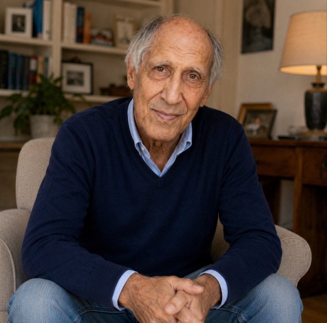 Zanger, acteur, regisseur en entertainer  Adriano Celentano  heeft een decennialange carrière achter de rug zonder ooit zijn identiteit en vermogen om het publiek te verrassen te verliezen. Bekend om zijn unieke stijl en onmiskenbare stem, heeft Celentano een onuitwisbare indruk achtergelaten op de Italiaanse populaire cultuur en is hij een symbool geworden van originaliteit en artistieke rebellie.  De muzikale carrière van Celentano begon   in de jaren 50, met de opkomst van de rock-‘n-roll in Italië. Zijn eerste grote hit, “24.000 baci”, vestigde Celentano als de woordvoerder van een nieuwe generatie, die in staat was internationale ritmes te combineren met Italiaanse teksten. Door de jaren heen heeft hij zichzelf steeds opnieuw uitgevonden, van romantische ballads tot serieuze nummers.  Advertentie laden Naast zijn muzikale carrière is Adriano Celentano een bekend gezicht in  de Italiaanse filmwereld . Van zijn filmdebuut in Fellini’s “La Dolce Vita” tot zijn hoofdrollen in komedies en musicals, heeft hij op succesvolle wijze komedie en drama gecombineerd en onvergetelijke personages gecreëerd. Films als “The Taming of the Shrew” en “Serafino” hebben zijn acteertalent bevestigd en een veelzijdigheid aangetoond die maar weinig Italiaanse kunstenaars kunnen evenaren.    In de jaren zeventig en tachtig brachten zijn programma’s en specials, zoals ” Fantastico ” en zijn zaterdagavondshows, een revolutie teweeg in het entertainment in Italië. Zijn carrière van meer dan zes decennia maakt hem tot een van de meest geliefde en gevierde artiesten van ons land.  Celentano, die jarenlang grotendeels vanwege zijn leeftijd uit de schijnwerpers was verdwenen, is onlangs weer in de openbaarheid getreden. De video is al viraal gegaan. Wat heeft hij allemaal uitgespookt? Lees er alles over op de  volgende pagina .