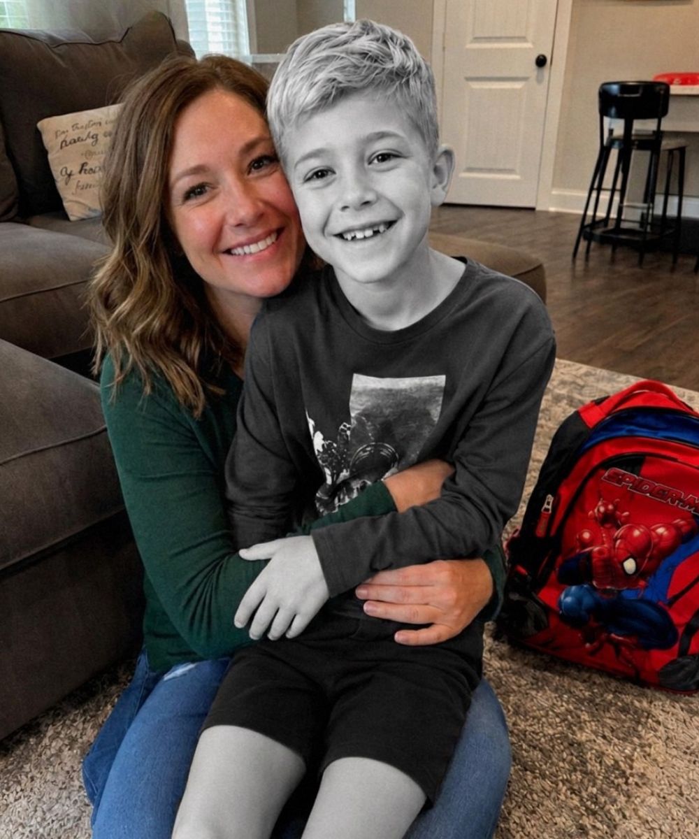 Op Moederdag klopte een klein meisje met de rugzak van mijn zoon op mijn deur en zei: “U was ernaar op zoek, toch? U moet de waarheid weten.”