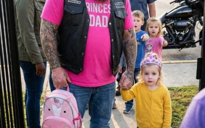 Een reusachtige motorrijder droeg jarenlang een roze T-shirt met de tekst “Daddy Princess”—totdat zijn dochter besefte dat liefde sterker is dan schaamte.