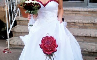 Mia suocera ha venduto di nascosto il mio abito da sposa mentre ero in vacanza: non si sarebbe mai aspettata quello che ho fatto dopo. Il mio abito da sposa non era un semplice vestito.  Per la maggior parte delle persone, era un bellissimo abito bianco.  Per me, era storia di famiglia. Vedevo le mani di mia nonna in ogni cucitura. Vedevo il giorno del matrimonio di mia madre. Vedevo generazioni di amore, ricordi e tradizione intessuti in ogni cucitura. Mia nonna ne aveva cucito alcune parti personalmente. Mia madre lo indossò quando sposò mio padre. Anni dopo, lo indossai io quando sposai l’amore della mia vita. Dopo il matrimonio, lo pulii con cura, lo avvolsi in carta protettiva e lo riposi in una scatola speciale. Ho sempre sognato che se mai avessi avuto una figlia, un giorno anche lei lo avrebbe indossato. Mia suocera sapeva tutto questo. Sapeva esattamente quanto quell’abito significasse per me. Ed è per questo che quello che è successo dopo mi sembra ancora incredibile. Qualche anno fa, io e mio marito siamo andati in vacanza per dieci giorni.  Mia suocera si è offerta di badare alla casa.  “Non preoccuparti di niente”, disse. “Ci penso io.” La ringraziai. Mi fidavo completamente di lei.  Qualche settimana dopo, mentre la aiutavo a svuotare il garage, disse con nonchalance qualcosa che mi fece fermare il cuore.  “Oh, a proposito, finalmente mi sono sbarazzata di quel vecchio vestito che occupava spazio nel tuo armadio.” Scoppiai a ridere.  All’inizio pensai che stesse scherzando.  “Quale vestito?” chiesi. Non alzò nemmeno lo sguardo.  “Il tuo abito da sposa.” Ricordo di averla fissata, in attesa della battuta finale. Non arrivò mai.  “Cosa intendi?”  “Oh, l’ho venduto online.” Mi si gelò il sangue nelle vene.  La stanza improvvisamente mi sembrò troppo piccola.  “COSA?” Scrollò le spalle.  “Era lì, in disparte.”  Per un attimo, non riuscivo davvero a realizzare quello che stavo sentendo. Era entrata in casa nostra. Aveva aperto il mio ripostiglio. Aveva preso il mio abito da sposa.  E l’aveva venduto. Senza chiedere. Senza dirmelo. Senza permesso. Mi sentivo fisicamente male.  “Non ne avevi il diritto!” La sua risposta?  “Tanto non lo usavi.” Non potevo crederci. Continuavo ad aspettare delle scuse. Che ammettesse di aver oltrepassato il limite. Che mostrasse anche solo un minimo di rimorso. Invece, alzò gli occhi al cielo.  “Qualcun altro se lo può godere ora.” “Qualcun altro se lo può godere ora.” Come se stesse parlando di una vecchia lampada. O di un tavolino da caffè usato. Non di un prezioso cimelio di famiglia. Non di qualcosa tramandato di madre in figlia. Non di qualcosa legato a donne che non ci sono più. Tornai a casa in lacrime. Mio marito era furioso. Per settimane ho fatto di tutto per riavere l’abito. Ho rintracciato l’annuncio online. Ho contattato l’acquirente. Ho offerto più soldi. Ho spiegato la storia dell’abito. L’ho implorato. Ma ogni pista si è conclusa allo stesso modo. No. L’abito era sparito. E in qualche modo, non era nemmeno la parte peggiore. Mia suocera si comportava come se il problema fossi io. Ogni volta che l’argomento veniva fuori, diceva cose come: “È solo un vestito.”  “Stai esagerando.”  “Alcune persone si emozionano troppo per gli oggetti.” Ogni commento mi feriva più del precedente. Perché non stava sminuendo l’abito. Stava sminuendo tutto ciò che rappresentava. I ricordi. La storia. Mia nonna. Mia madre. Me. Mesi dopo, durante una cena di famiglia, decise di tirare di nuovo fuori l’argomento.  Tutta la famiglia era riunita attorno al tavolo quando lei, ridendo, annunciò: “È ANCORA arrabbiata per quel vestito.” Alcuni parenti si agitarono a disagio sulle sedie. Ma non aveva finito.  “Sembra che abbia distrutto un tesoro nazionale.”  Poi mi guardò dritto negli occhi e disse: “Onestamente, è solo un pezzo di stoffa.” Tutti si voltarono verso di me. In attesa. Aspettandosi un’altra discussione. Un’altra reazione emotiva. Un altro scontro familiare. Ma questa volta… Ho sorriso. Un sorriso sincero. Il primo vero sorriso che avevo da quando il vestito era sparito. Perché mentre lei aveva passato mesi a prendermi in giro… io stavo lavorando in silenzio a qualcosa. Qualcosa di cui lei non sapeva assolutamente nulla. Qualcosa che aveva richiesto settimane di pianificazione. Qualcosa che avrebbe completamente cambiato la conversazione. Mentre lei se ne stava lì seduta a dire a tutti quanto fossi “eccessivamente emotiva” per “un pezzo di stoffa”, ho capito una cosa.  Per la prima volta, non ero più arrabbiato.  Perché a quel punto il mio piano era già in atto.  E molto presto… Mia suocera stava per scoprire che alcune cose valgono molto più del denaro.  PARTE 2: Quello che accadde dopo lasciò tutta la famiglia senza parole… (La storia completa continua nel primo commento.) 👉👉👉Attiva l’opzione “Visualizza tutti i commenti” per saperne di più!