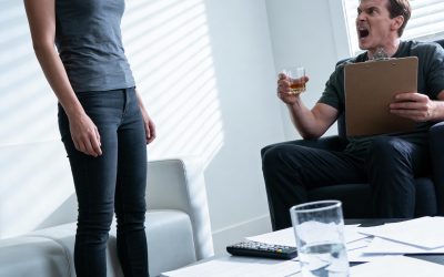 Mijn man, die niet wist dat mijn jaarsalaris 2,7 miljoen dollar bedroeg, schreeuwde tegen me: “Hé, jij kreng! Ik heb de scheiding al aangevraagd. Ga morgen het huis uit!”
