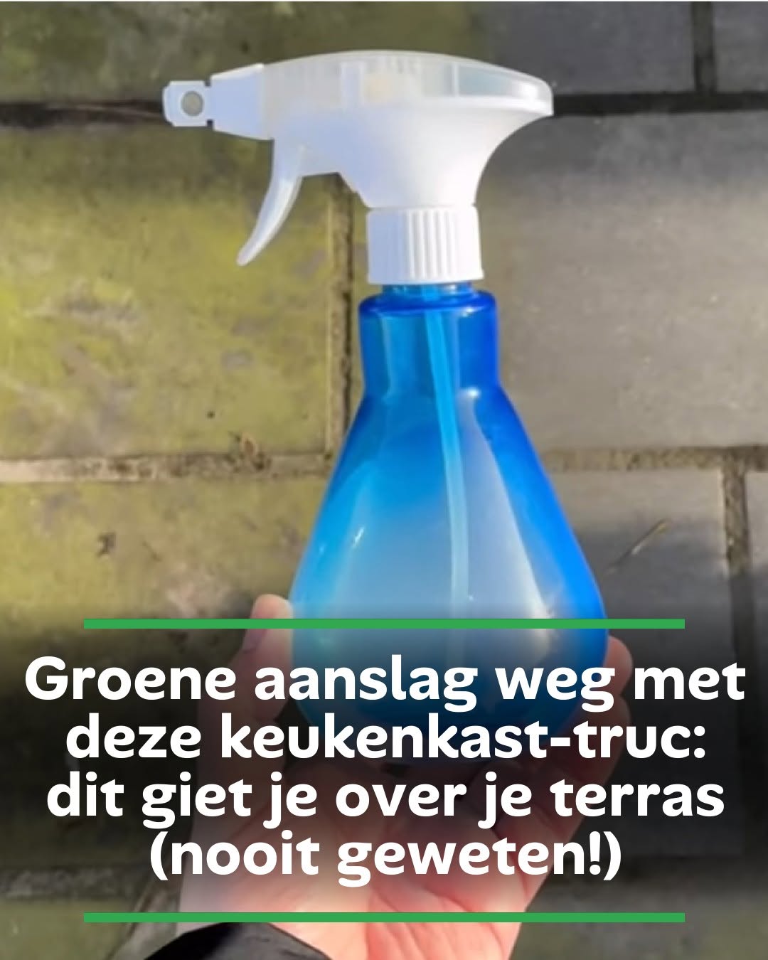 Groene aanslag weg met deze keukenkast-truc: dit giet je over je terras (nooit geweten!)