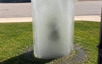 Iemand had ‘s nachts een enorm blok ijs op mijn gazon laten liggen. Toen het smolt, kwam er iets aan het licht waardoor de autoriteiten voor mijn deur stonden.