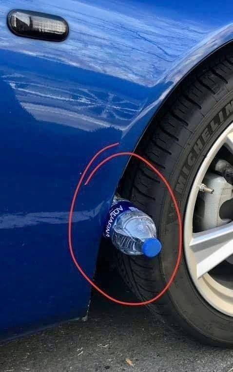Wat betekent een plastic fles op een band?