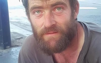 Ik lastig met een dakloze man om mijn ouders te werken – twee jaar later kwamen ze thuis en werkzaam ze volledig in paniek toen bleek dat er problemen waren met de toegang tot de woning.