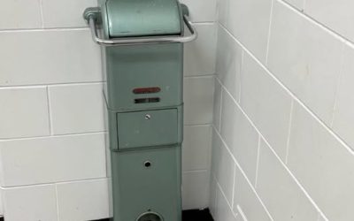 Dit vreemde metalen object werd gevonden in een oud schooltoilet uit de jaren 1920: Wat is het in hemelsnaam?
