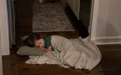 Ik kwam thuis van een zakenreis en trof mijn dochter slapend aan in de keuken. Toen ik de deur naar haar kinderkamer opendeed, werd ik lijkbleek.