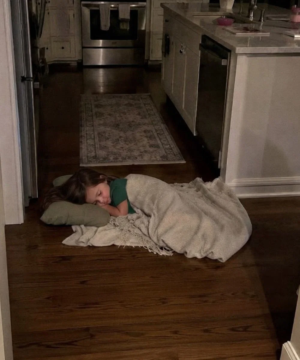 Ik kwam thuis van een zakenreis en trof mijn dochter slapend aan in de keuken. Toen ik de deur naar haar kinderkamer opendeed, werd ik lijkbleek.