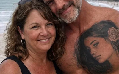Mijn man had twintig jaar lang een andere vrouw op zijn hart getatoeëerd – hij beweerde stellig dat het een denkbeeldige tatoeage was, totdat ik erachter kwam.