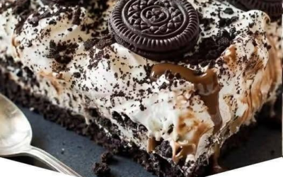 Deze Oreo-ijstaart is hét ultieme dessert dat je niet hoeft te bakken! Romig, chocoladeachtig en ongelooflijk makkelijk te maken – perfect voor elke gelegenheid. 👇 Het volledige recept vind je in de eerste reactie!