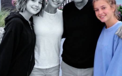 Na vijftien jaar keerde ik terug naar het vakantiehuisje van mijn moeder aan zee en ontdekte ik het geheim dat mijn familie me nooit had kunnen vertellen.