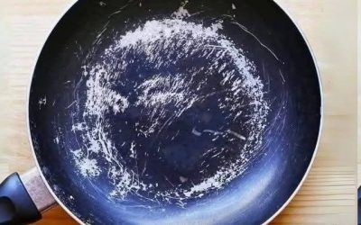 Pannen met een antiaanbaklaag kunnen miljoenen kleine plastic deeltjes afgeven.
