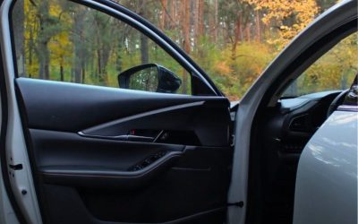 Koel je auto binnen no-time af door deze slimme deurtruc