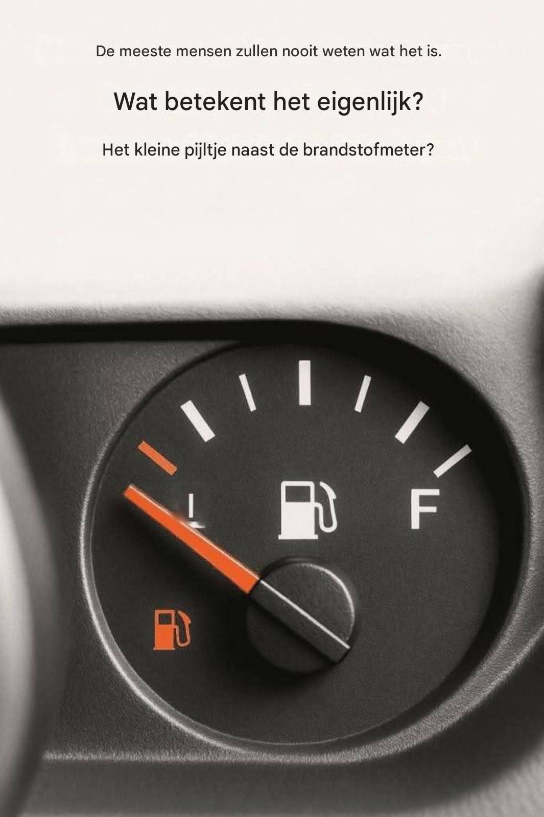 De meeste mensen zullen nooit weten wat het kleine pijltje naast de brandstofmeter eigenlijk betekent.