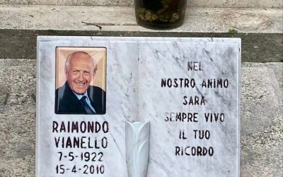 De grafsteen van Vianello, maar let op het schokkende detail: er staat een p…Meer…