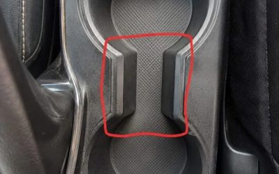 Waar dient die vreemde ruimte tussen de bekerhouders in een auto voor? …..