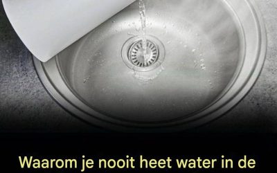 Waarom je nooit kokend water in je gootsteen moet gieten – en wat je in plaats daarvan moet doen.