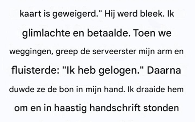 De avond was met de precisie van een chirurg en de hoop van een dromer tot in de puntjes verzorgd. Elk detail was zorgvuldig gekozen om een ​​naadloze overgang te creëren van een simpele kennismaking naar iets diepers, iets blijvends. De setting was een bistro, verscholen in een rustige, door lampen verlichte hoek, een van die zeldzame plekken die de fysica van intimiteit perfect begrijpen. Hier verspreidde het licht zich in zachte amberkleuren, de muziek klonk als een subtiele jazzmelodie en de lucht was doordrenkt met de suggestieve geur van rozemarijn en langzaam gegaarde sauzen. Het was een plek die ontworpen was om tot rust te komen en de ziel uit te nodigen zich over te geven. Claire zat aan het kleine, gepolijste houten tafeltje. Haar aanwezigheid vormde een levendig contrast met de ingetogen elegantie van de kamer. Haar glimlach was geen uitbundige vertoning van tanden, maar een zachte, ontluikende glimlach, en haar ogen leken de wereld om haar heen oprecht in zich op te nemen. Sinds we elkaar een paar weken eerder hadden ontmoet, verlangde ik al naar deze bijzondere combinatie van lekker eten, zacht licht en een ongestoorde conversatie. Ik wilde dat dit het begin zou zijn.