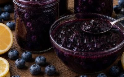 Vier het blauwe bessenseizoen met deze klassieke zelfgemaakte jam boordevol frisse zomerse smaken! Zoete, levendige blauwe bessen koken in tot een rijke spread die perfect is op toast, koekjes, pannenkoeken, cheesecake of door yoghurt geroerd. Het is een makkelijke favoriet waar je ook lang na het blauwe bessenseizoen van kunt genieten. Recept in de reacties…